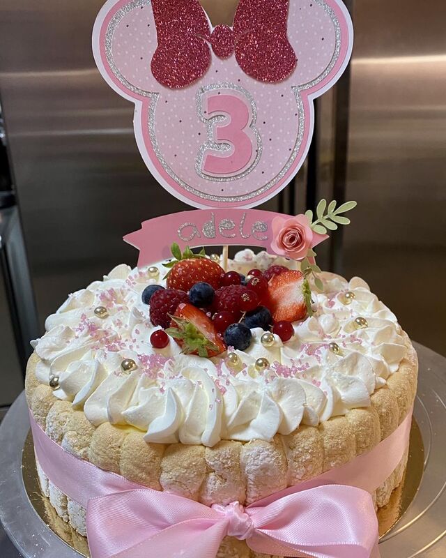 Charlotte aux fruits rouges et sa déco personnalisée