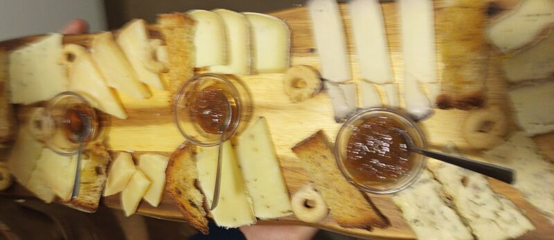 Tagliere formaggi e confetture No Title