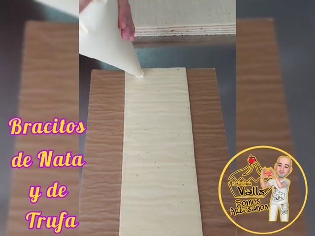 Realización de Bracitos de Nata y Trufa.
Plancha de bizcocho enrollada con nata o trufa, con baño de cobertura de chocolate.