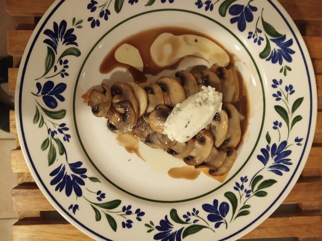 tarte fine champignons de paris endives confites, crème fouettée a l ail noir,huile de noix et vinaigre balsamique 