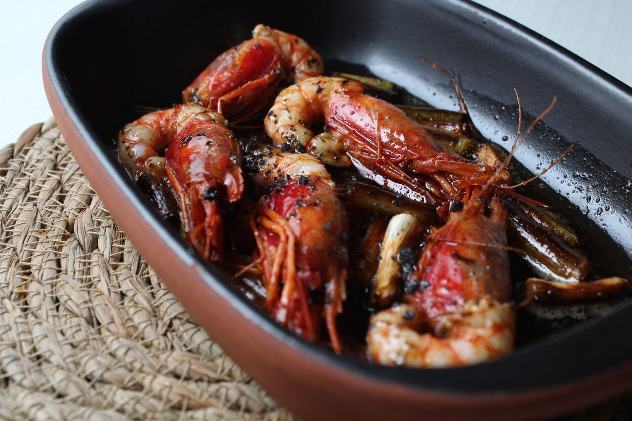 Salteado de gamba roja y ajetes