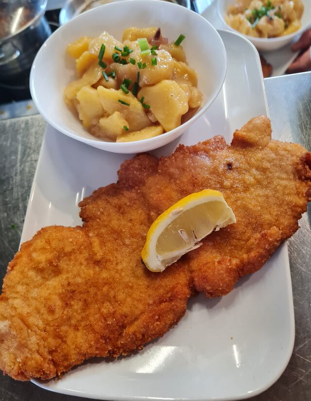 Surschnitzel mit Erdäpfelsalat