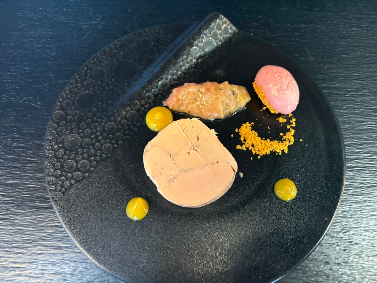 Foie gras maison, rhubarbe et hibiscus, glace hibiscus gingembre 