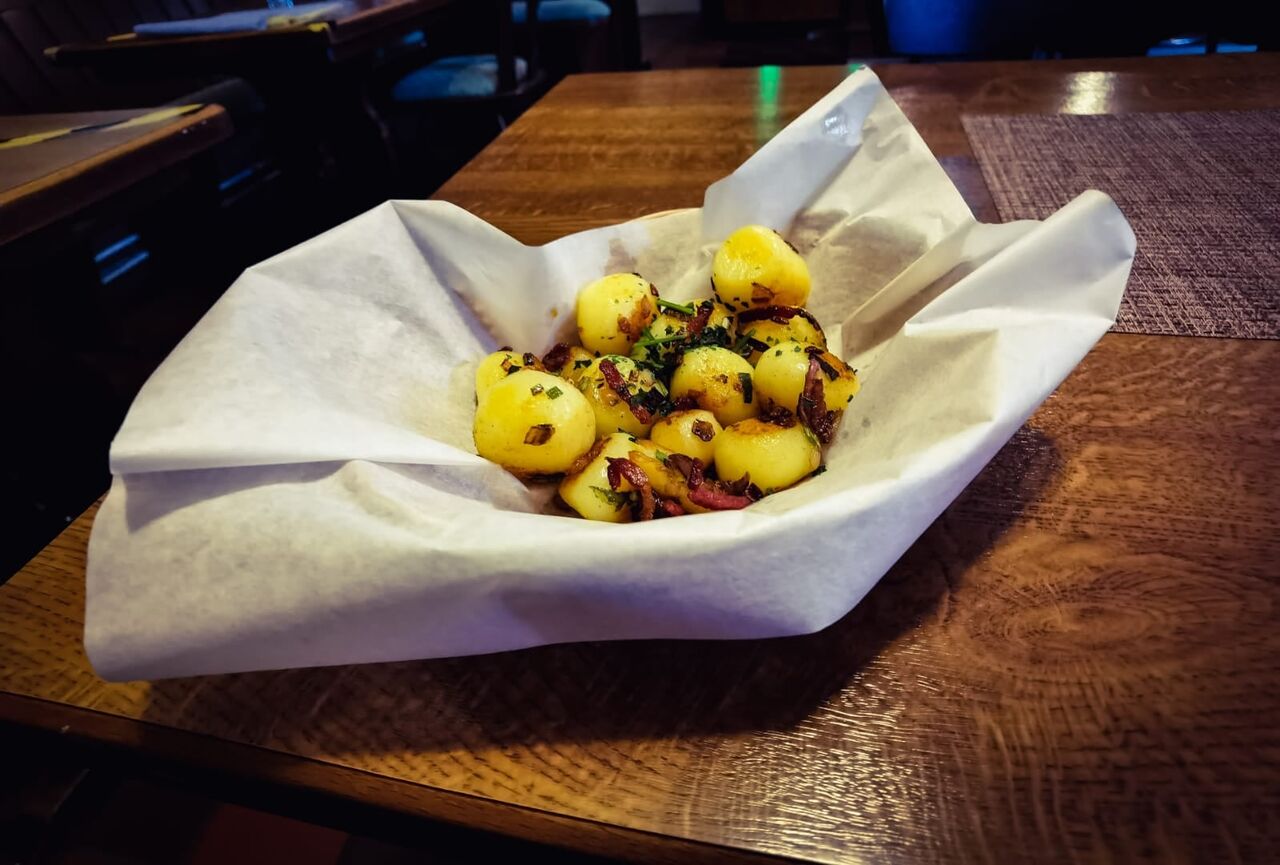 Hier haben wir unsere knusprigen und leckeren Bratkartoffeln mit Zwiebeln und Speckwürfel