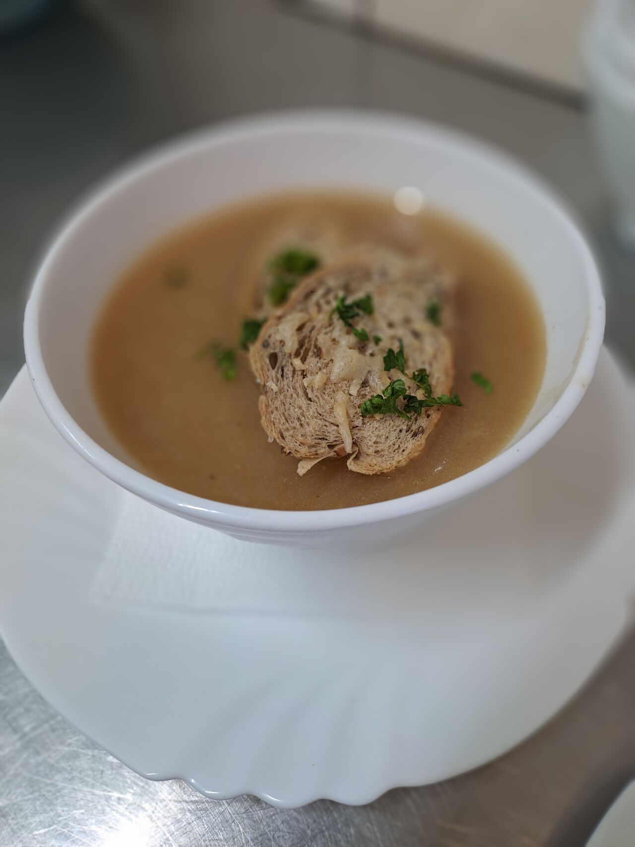 Francouzská cibulačka s opečenou bagetkou 