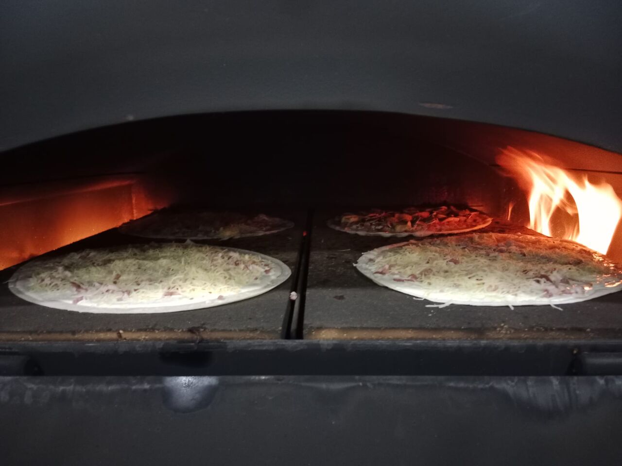 Des flammekueche en préparation