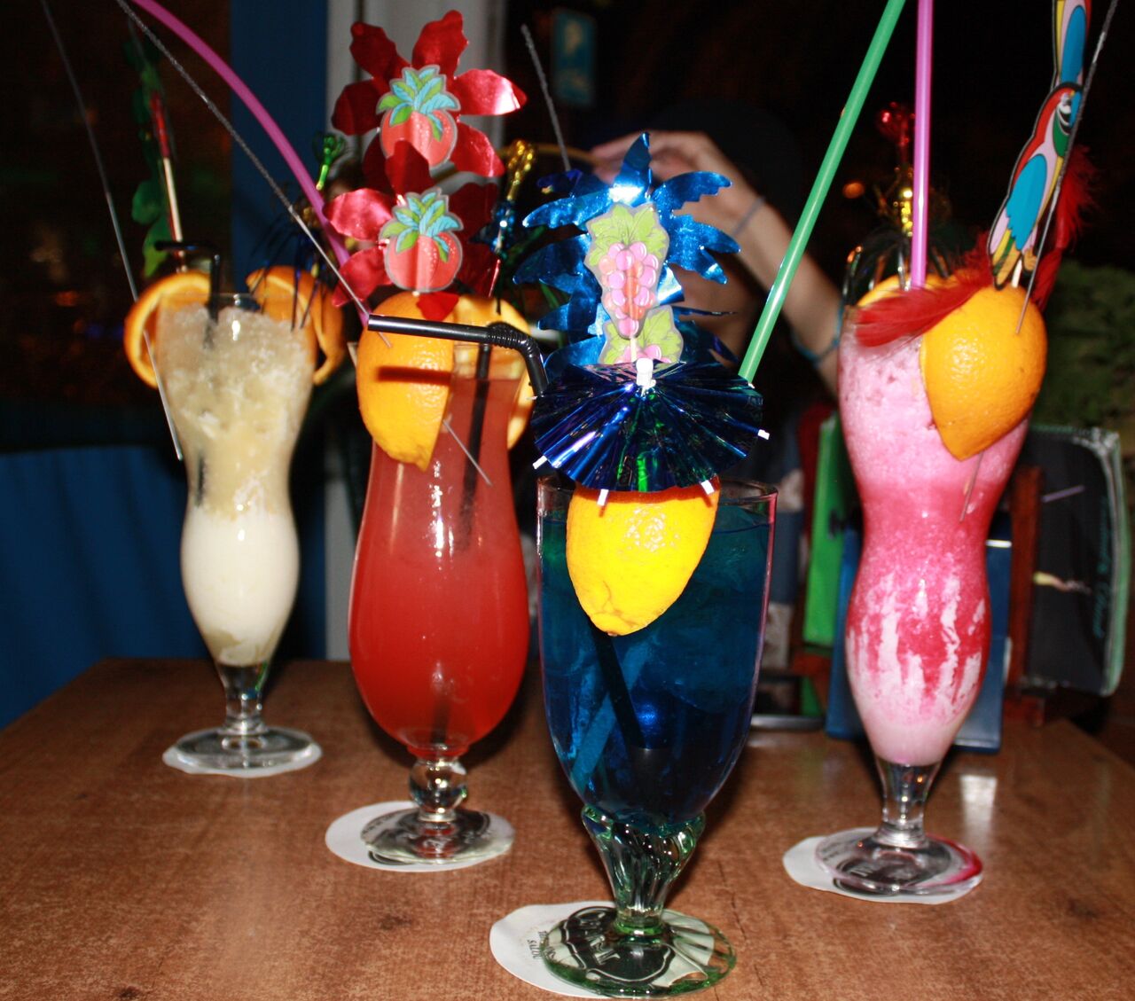 alcools: vins rouge: 4.50€ - tarani rosé: 6.50€ - despé ou 1664 (50cl) :3.80€ - heineken(33cl) :3.00€