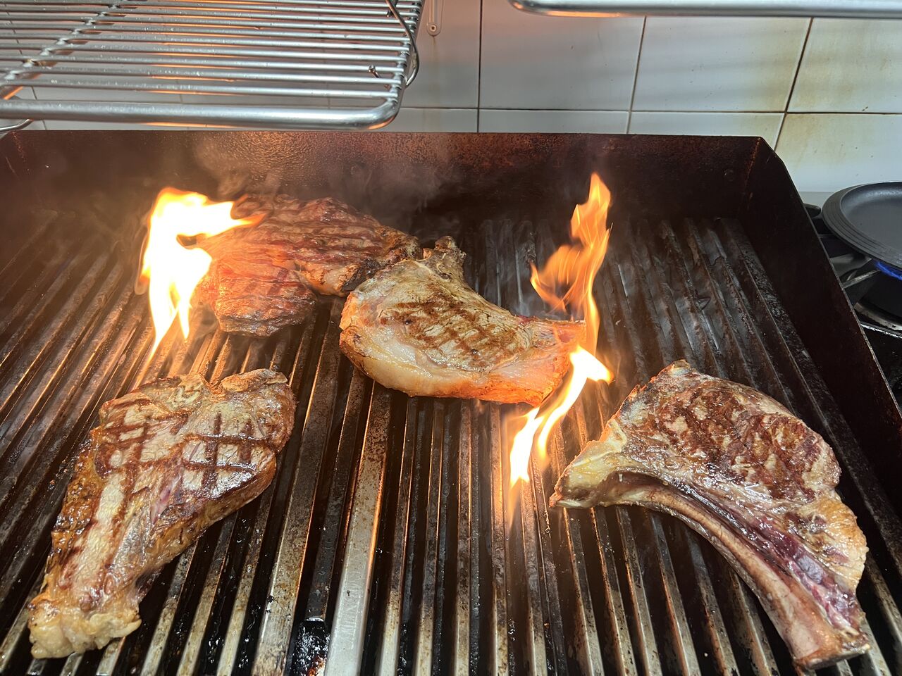 🥩 Fiorentine, Costate e tagli premium: la passione per la carne vive qui.
