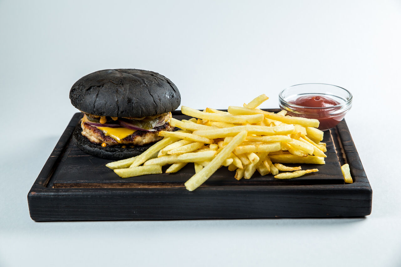 Блек-Бургер фрі з куркою.