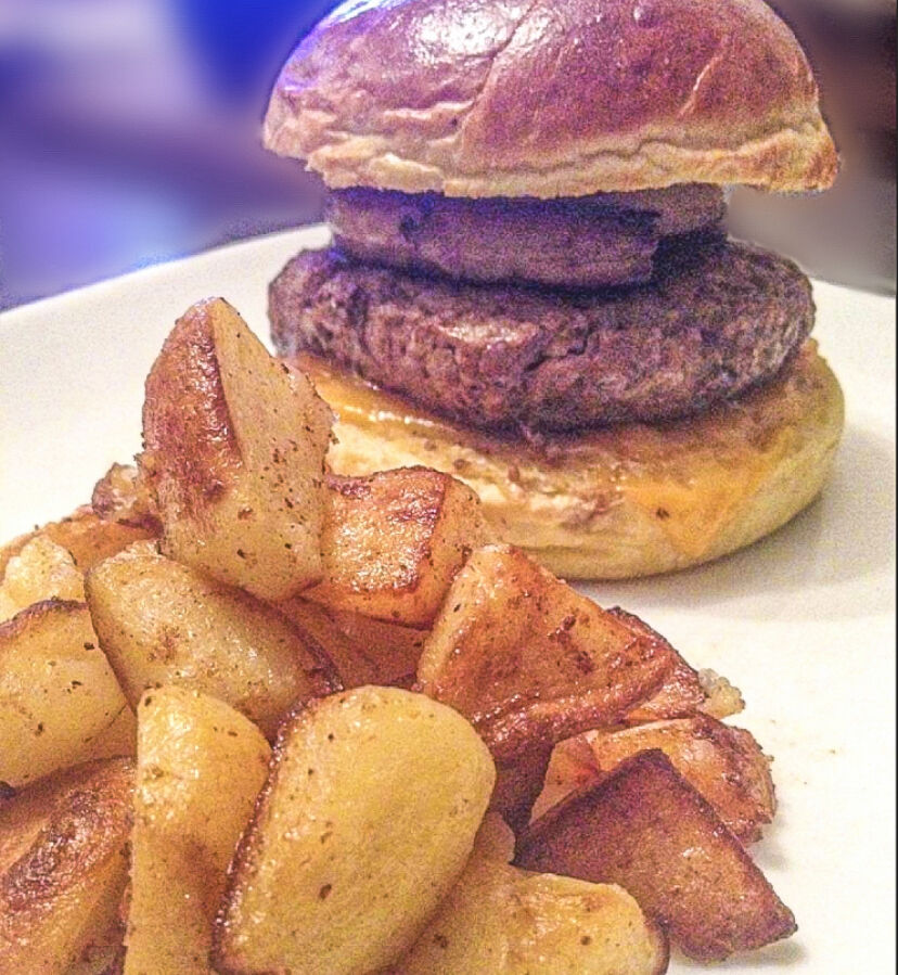 • BURGER MAISON AU FOIE GRAS •
Burger (pain maison) au foie gras poêlé (foie gras maison) et ses pommes de terres sautées.
