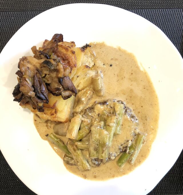 Steak sauce Roquefort, accompagnée d'un gratin de pomme de terre et de ses pleurotes.