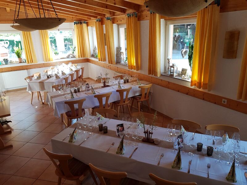 Weinprobe im Nebenzimmer
