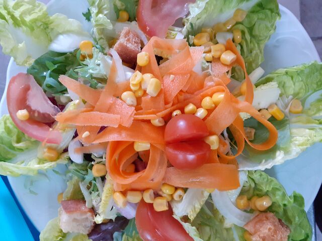 Que bien sienta una Ensalada fresca que acompañara a tus carnes, para quien desee equilibrar.