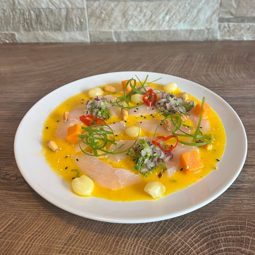 Tiradito de pescado en salsa de ají amarillo