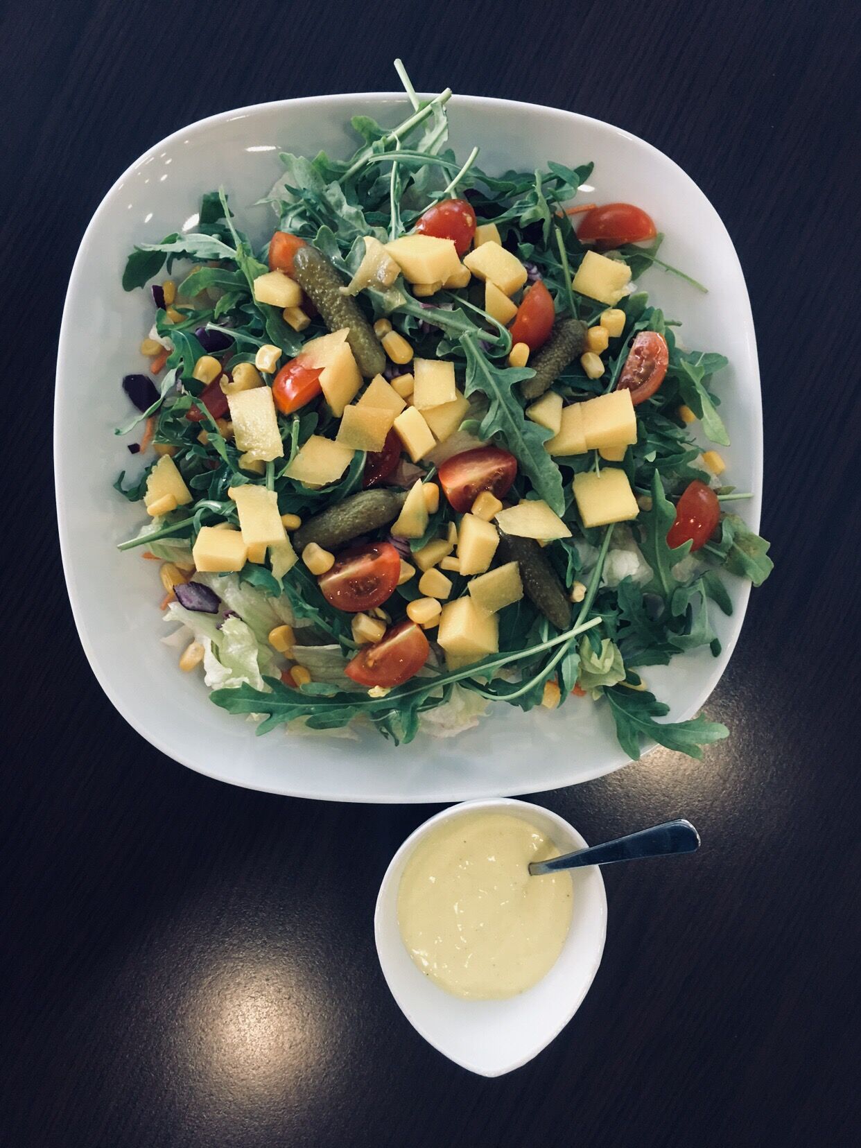 Ensalada de mezclum y rucula con mango y vinagreta de mango