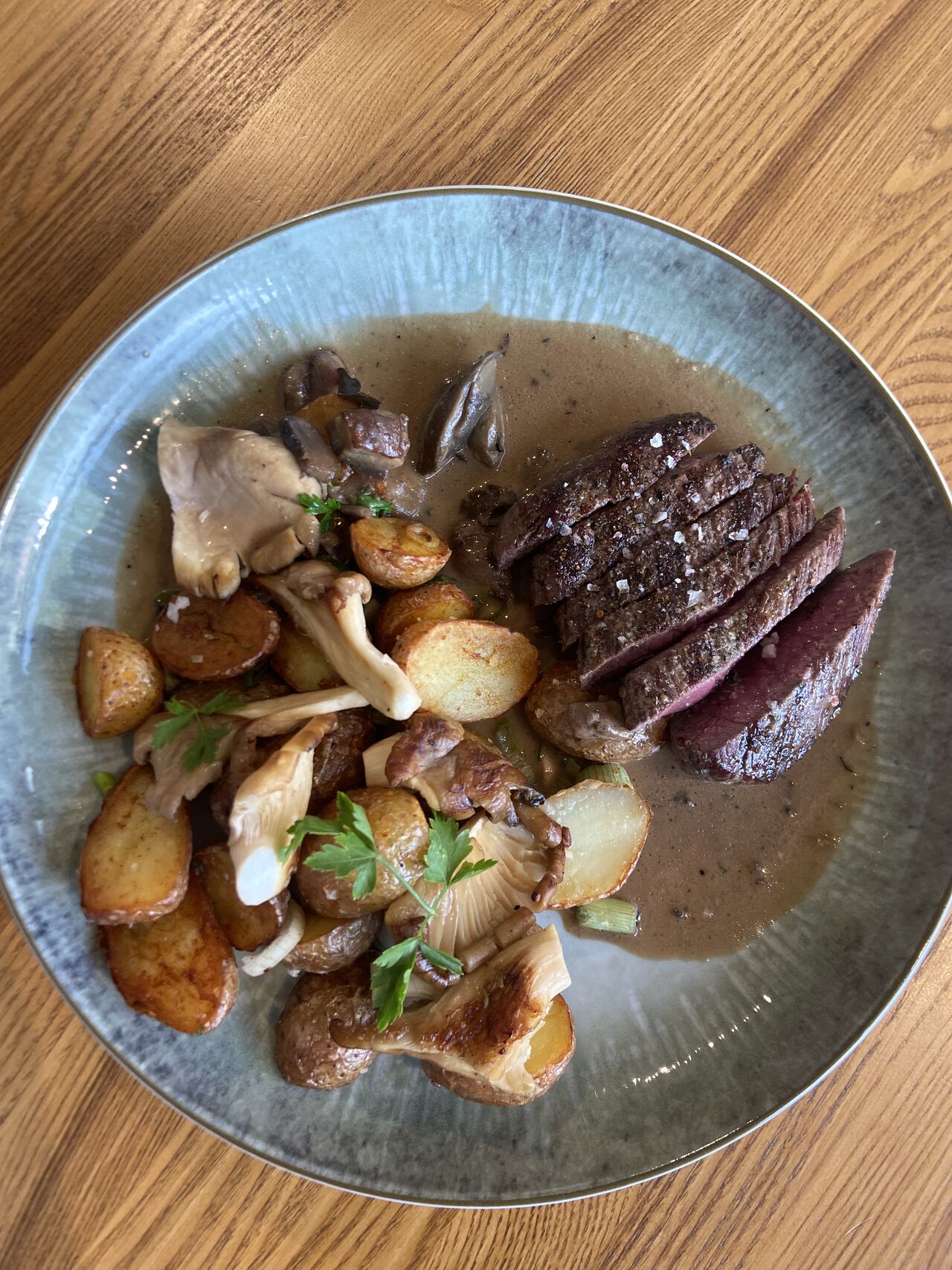 Hovězí Black Angus Rump steak, restované grenaille, hlíva ústřičná, pepřová omáčka 