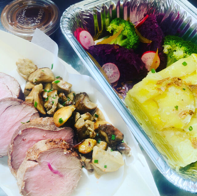 Plat Emporter : Filet de veau de la ferme Bertholet cuit à basse température, champignons poêlés et chou rouge, pressé de pomme