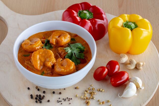 crevettes à la sauce Tikka masala: à base de tomate, poivrons, mélange d’épices,
citron et de coriandre. Servi avec le riz.