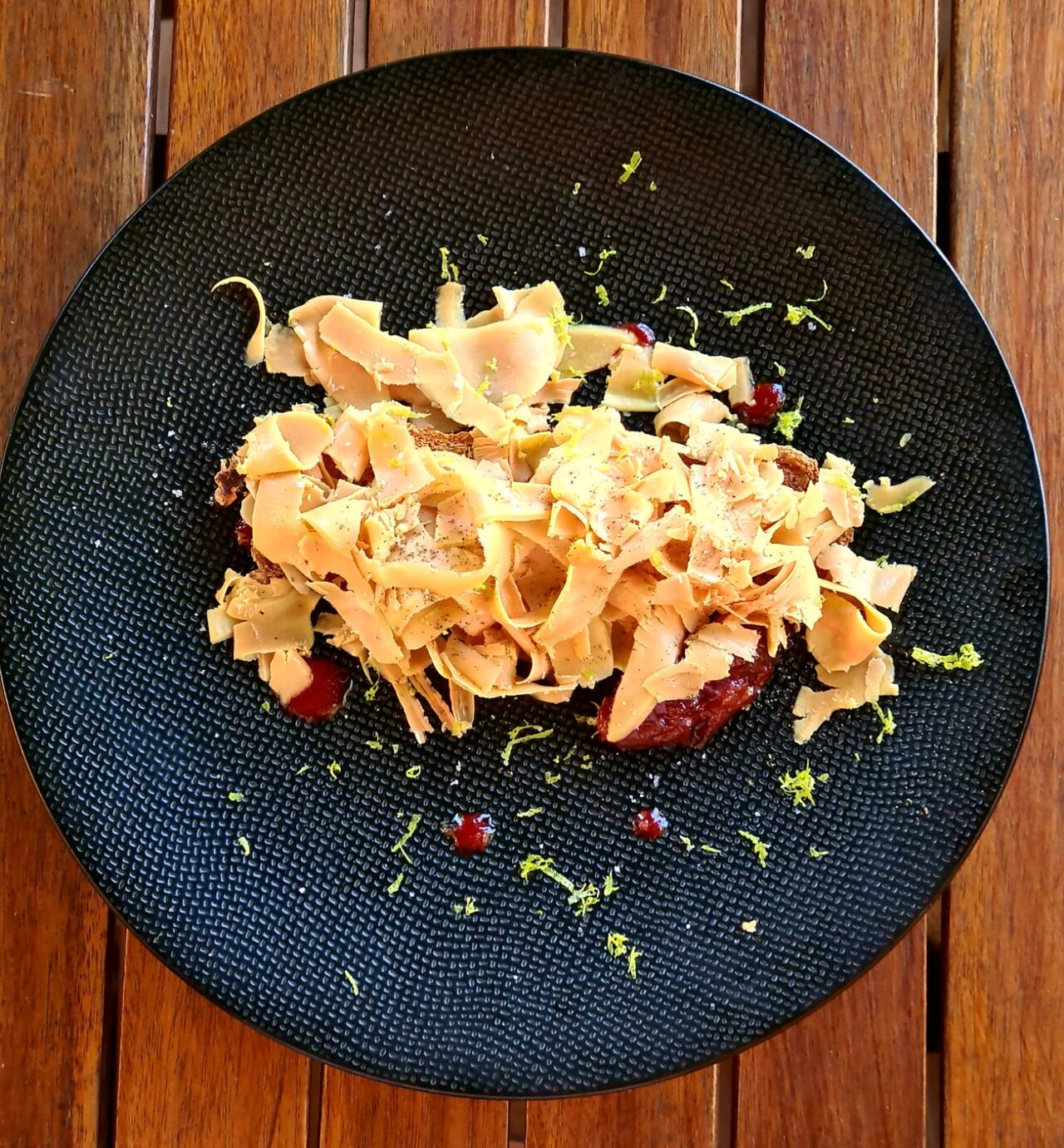 -LE FOIE GRAS
Melba de pain, copeaux de foie gras, chutney de poivrons rouge et citron vert
