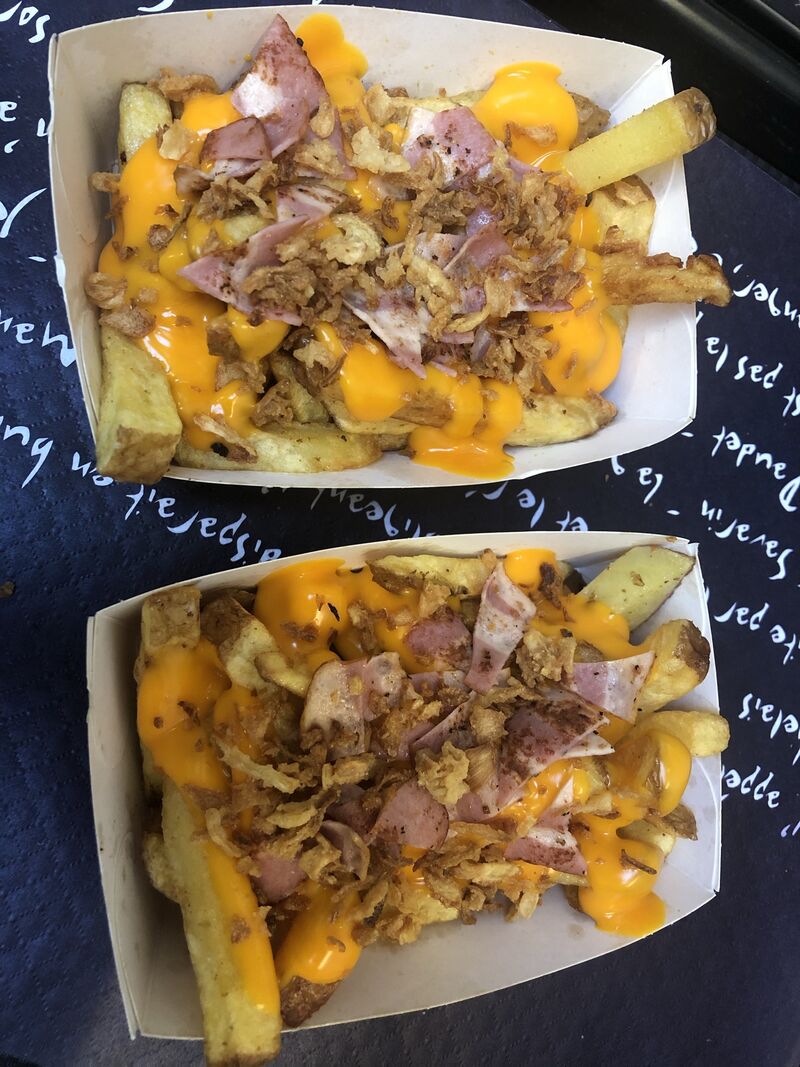 Frites MB avec sauce cheddar, bacon, oignons frits