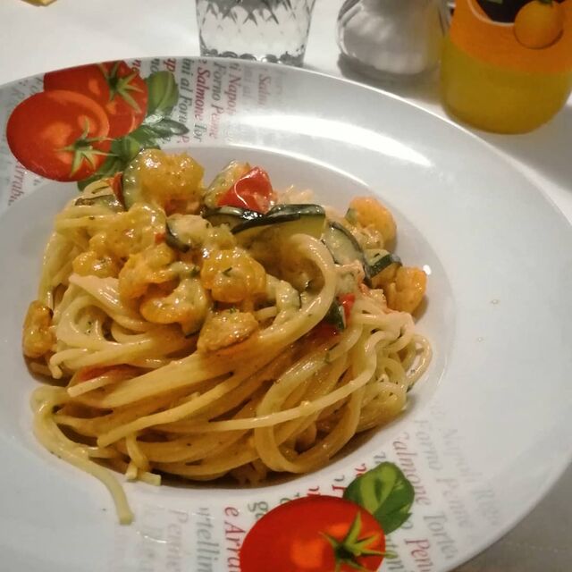 Spaghetti Zucchini und schrimps