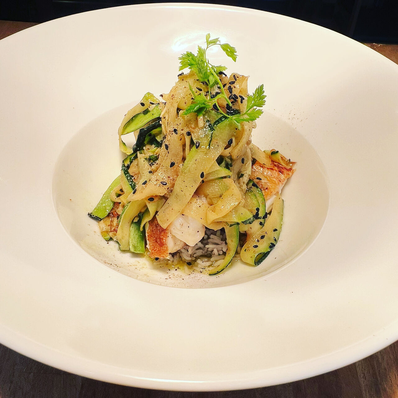 Plat du moment. Filet de daurade sébaste. Tagliatelles de courgettes au curry, Citron confit, gingembre.