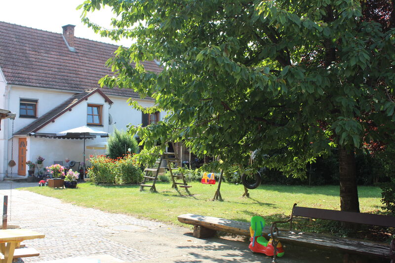 Unser schöner Hof mit Spielplatz!