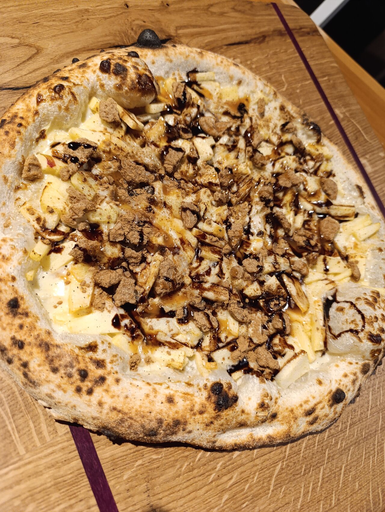 Dessert Pizza Applecrumble 