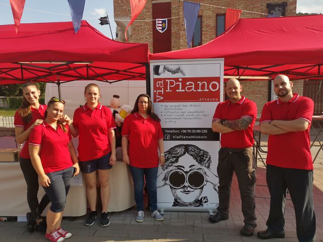 Itt vagyunk. Gasztroplacc Diósgyőri vár😀