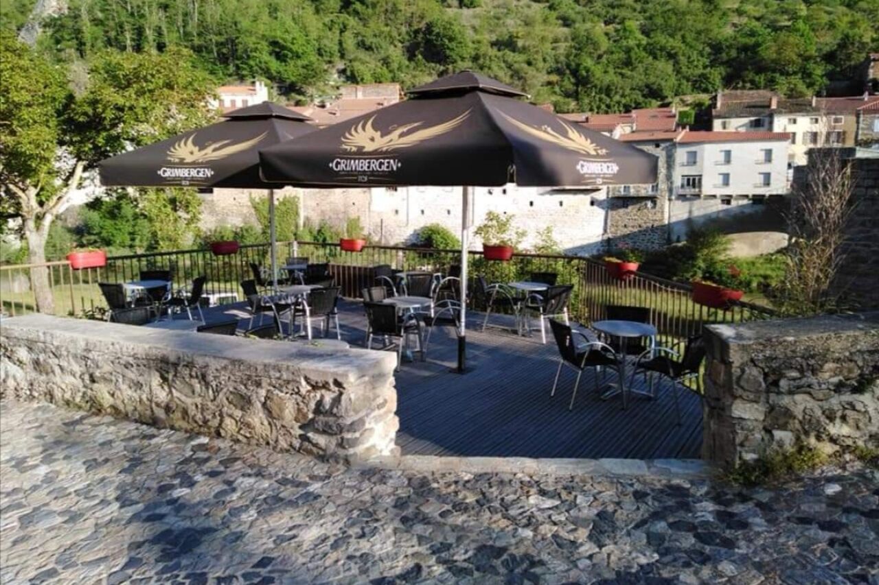 Terrasse avec vue sur le village et l'Allier