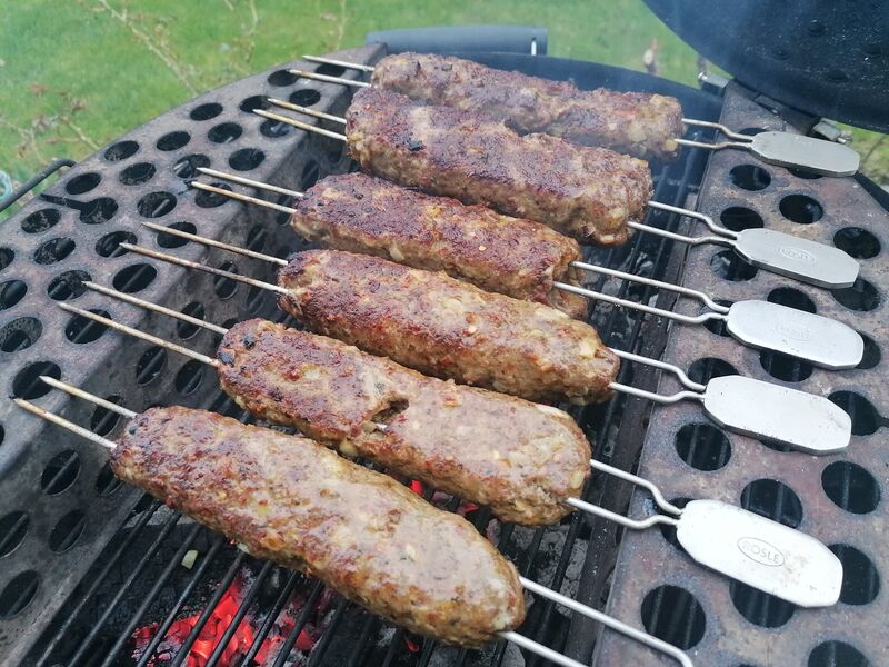 Cevapcici oder Köfte-Spieße vom Grill