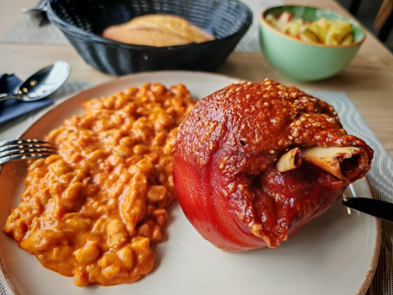 Ciolan intreg, iahnie de fasole si salata!