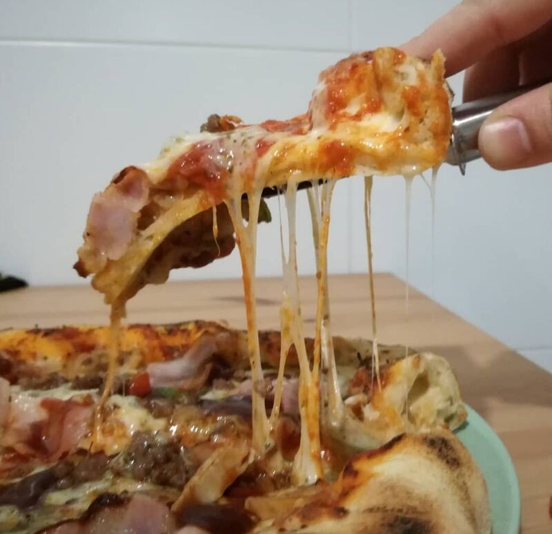 Pizza con el borde relleno de queso