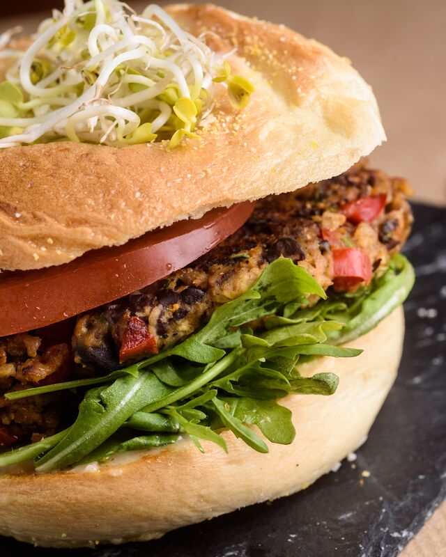 Hamburgures : o de carne , o veggie com grão e ovo e este é o vegan com feijão preto e aveia