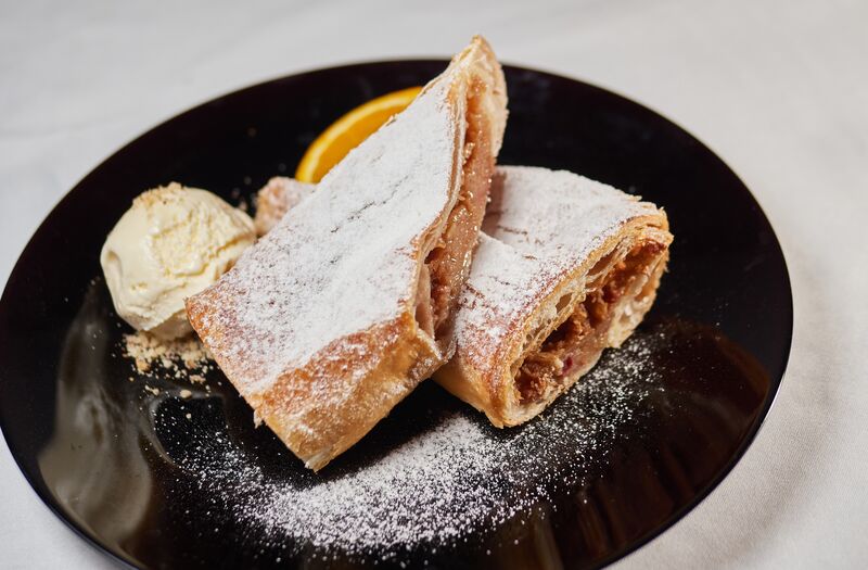 Strudel cu mere și înghețată de vanilie