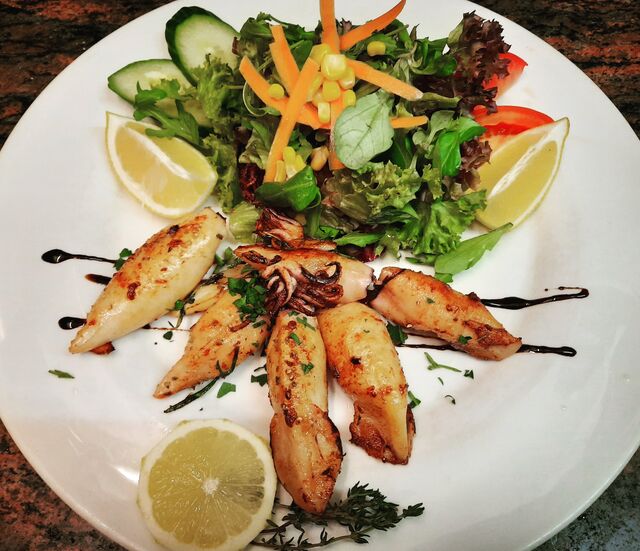 Babycalamari an Kräuter Knofi und Salatbuquet