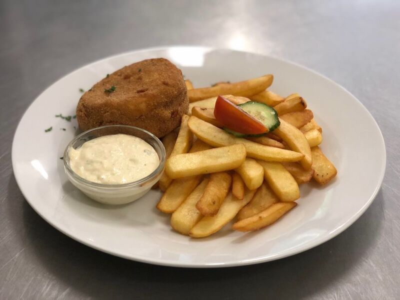 Smažený hermelín, steakové hranolky, domácí tatarka