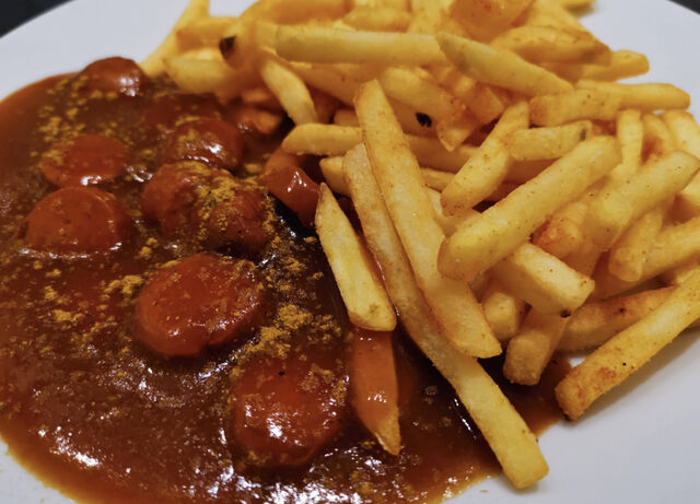 Currywurst mit Pommes