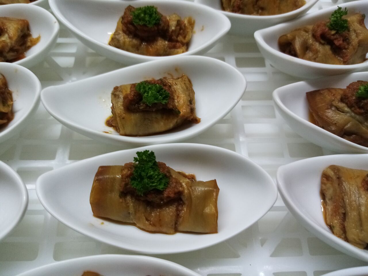 verrine roulé d'aubergine aux deux tomates (coulis et confite) persillées