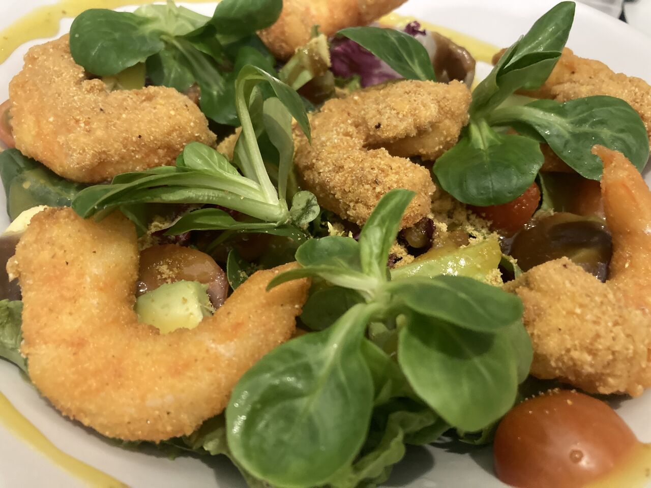 Ensalada tibia de langostinos crujientes de millo 