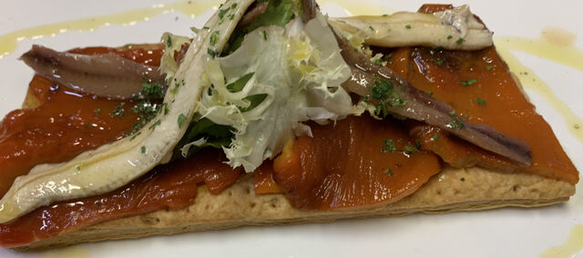 Coca de hojaldre con pimientos asados y anchoas