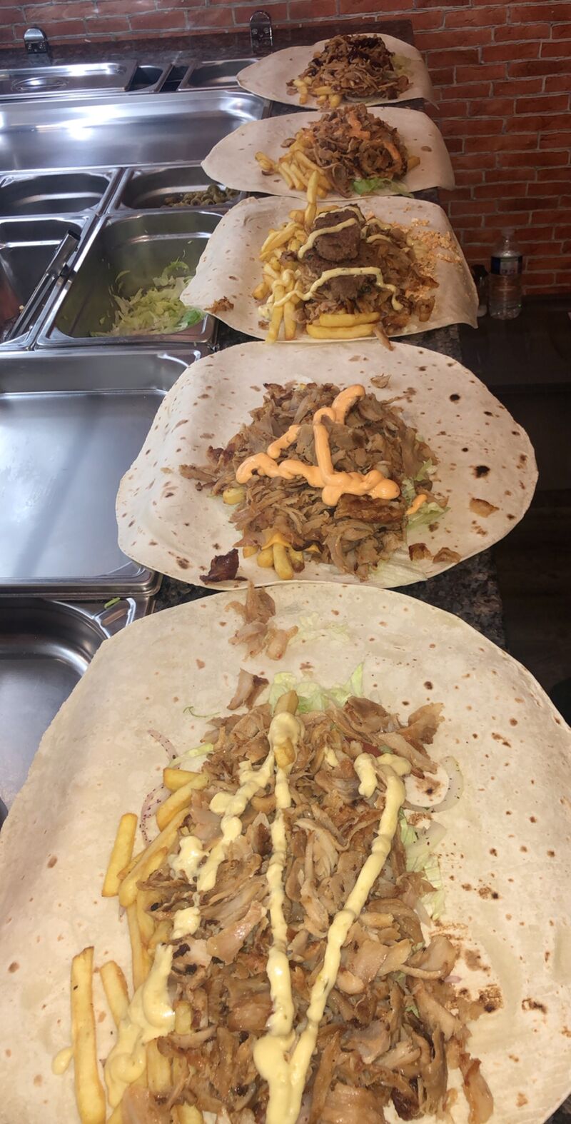 Étape 4 : Préparation des kebab galettes visible sur place à travers notre vitrine. 