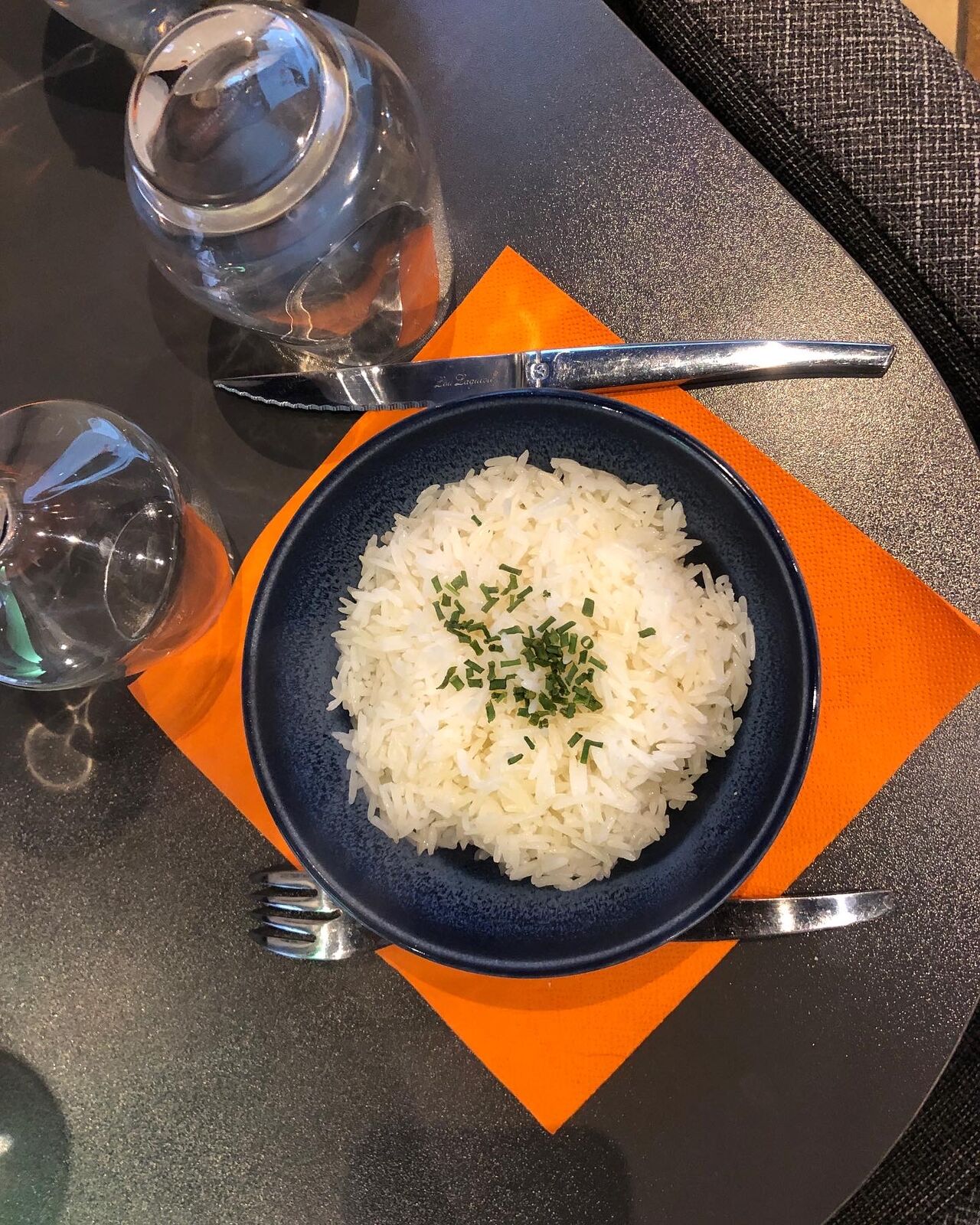 Un bol de riz long parfums à l'huile d'olive.