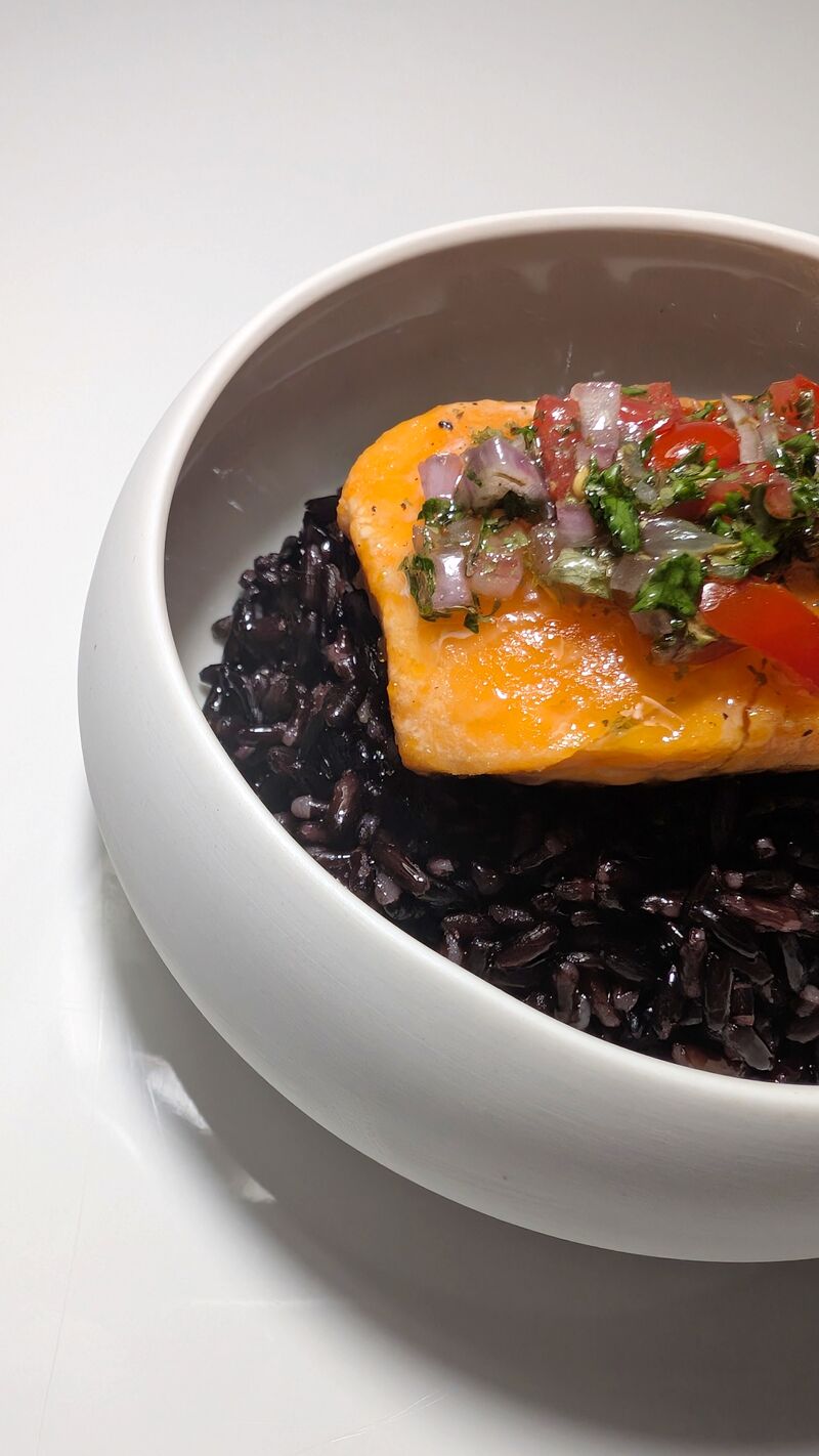 Riz noir, pavé de truite et sauce vierge