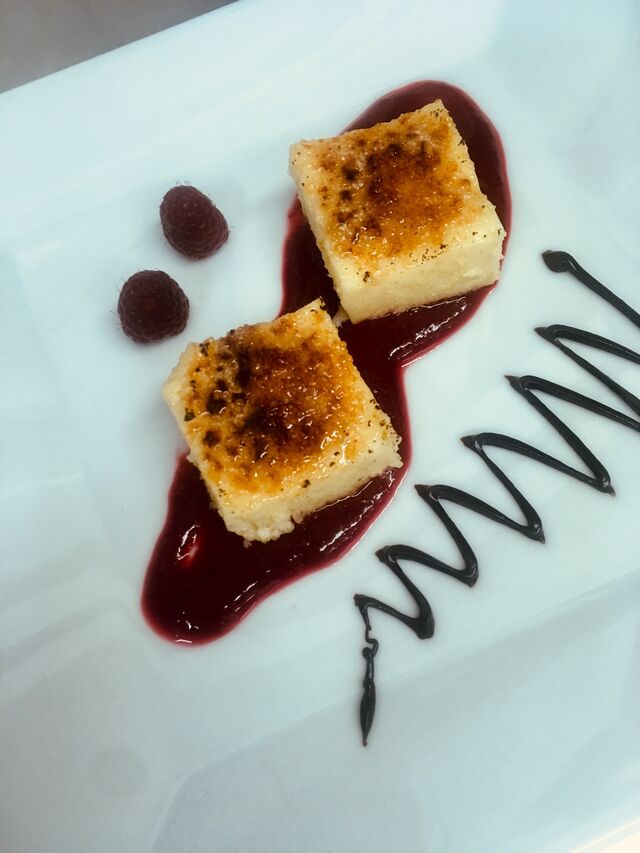 Griesflammerie auf Himbeerspiegel