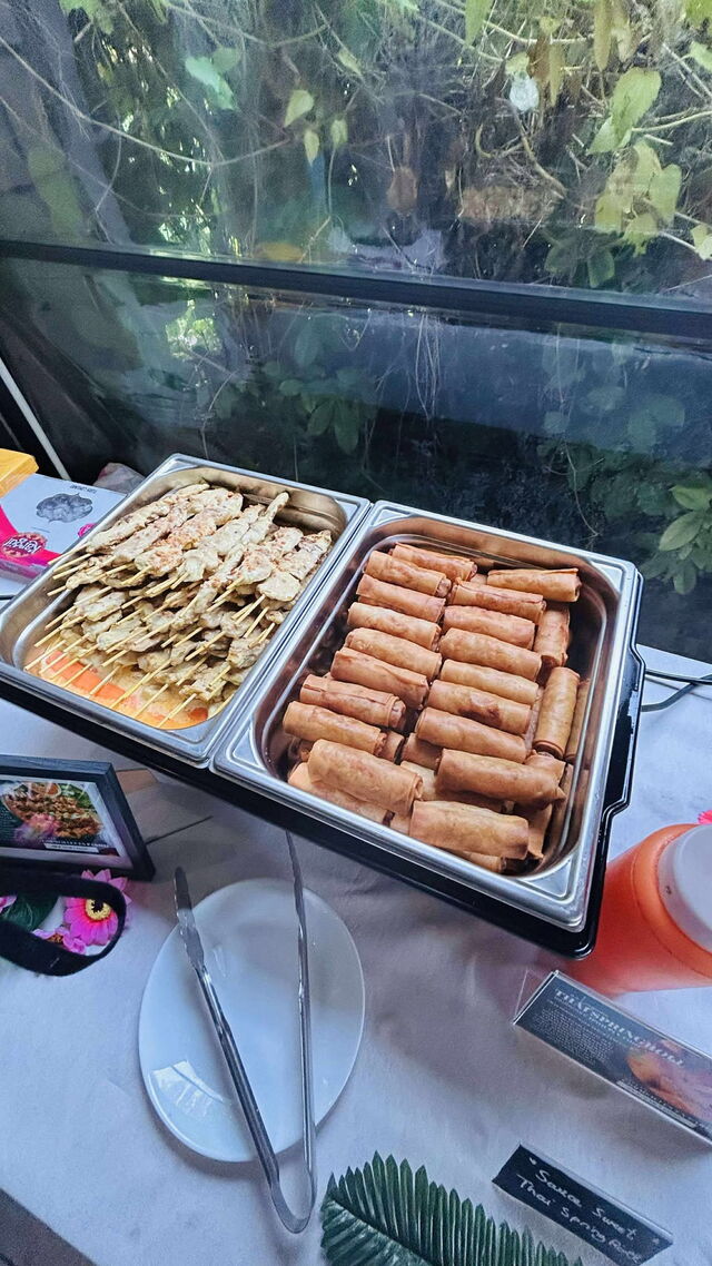 Brochettes satay poulet sauce cacahuete-Thai spring roll