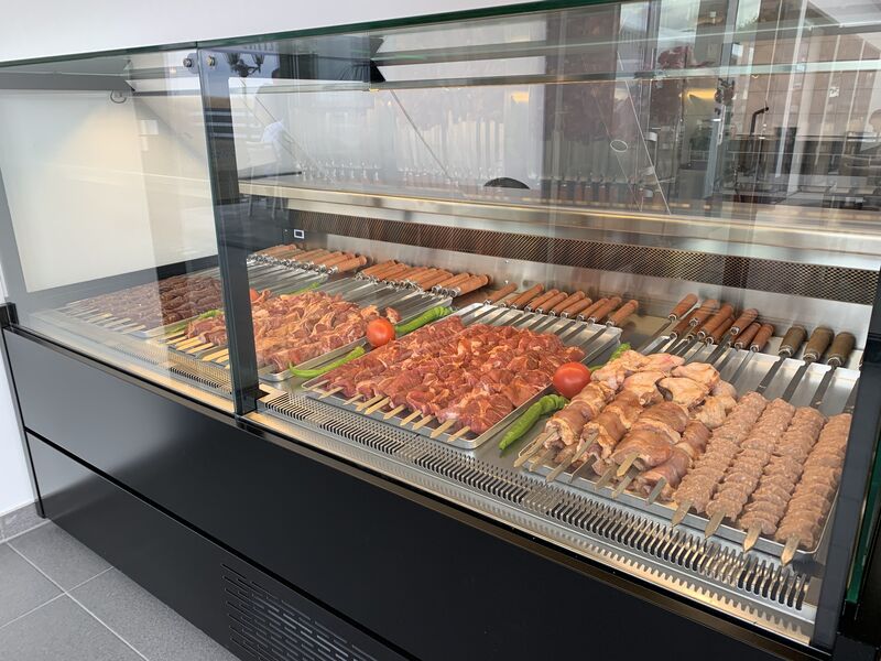 Unsere offene Schauküche mit unserem Holzkohlengrill