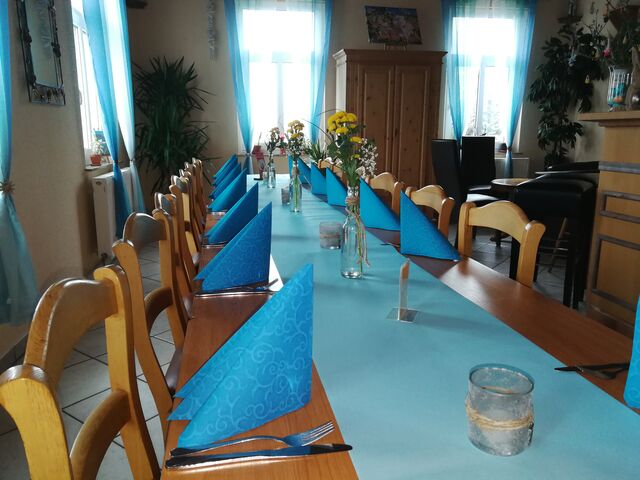 Sie planen eine Feier - im kleinen Gastraum ist Platz für ca. 20 Personen 