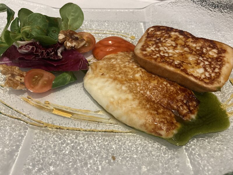 Queso asado con mojo y miel de palma 