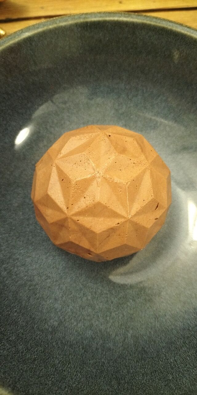 Le chocolat banane flambée. Mousse de chocolat noir, insert de mousse banane, banane flambée et biscuit noisette